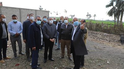 محافظ المنيا يتفقد مشروعات حياة كريمة بمركز أبوقرقاص