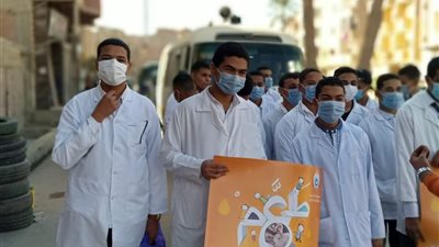 فريق طبي يقود مسيرة دعائية لحملة شلل الأطفال بقنا