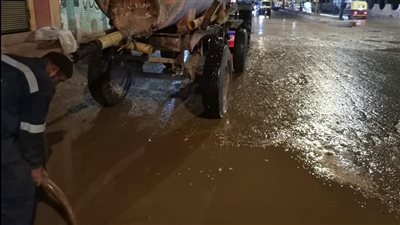 الدفع بسيارات لشفط تجمعات مياه الأمطار في كفر الشيخ | صور