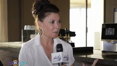 أنوشكا: الشياكة ليست في اللبس لكن باحترام الناس والالتزام بالمواعيد | فيديو