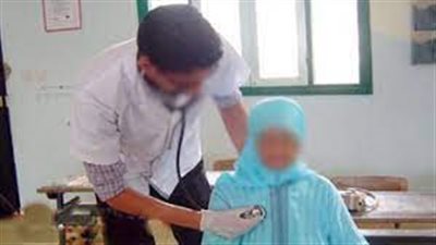 قُلتله عندي إنفلونزا لقيته بيعرِّيني.. تفاصيل اتهام طبيب بالتحرش بمريضة في مدينة 15 مايو 