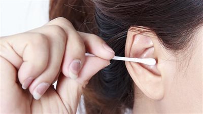 مخاطر استخدام أعواد القطن للأذن