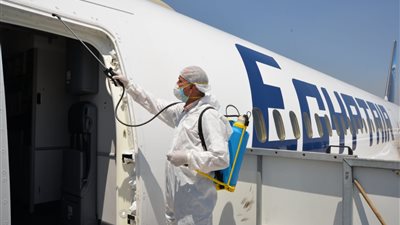 تعقيم الطائرات والمطارات بعد كل رحلة... كيف تواجه الطيران أوميكرون