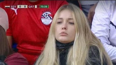 النتيجة زعلتنا والبنت فرحتنا.. فتاة مدرجات مباراة مصر وقطر تخطف أنظار الجماهير | فيديوجراف
