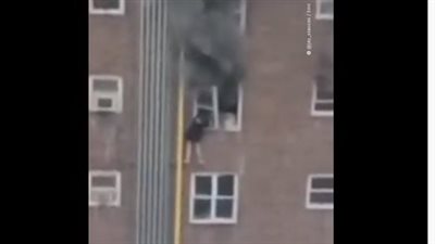 تمسكا بأيديهما حتى النجاة.. شقيقان يهربان من النيران بعد تعلقهما في إحدى النوافذ| فيديو 