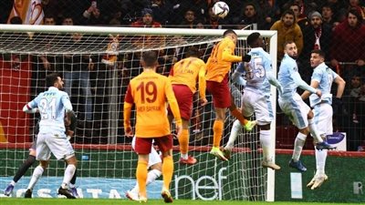 مصطفى محمد يحتفل مع الجمهور بعد إنقاذه جالطة سراي من الهزيمة أمام باشاك شهير | فيديو