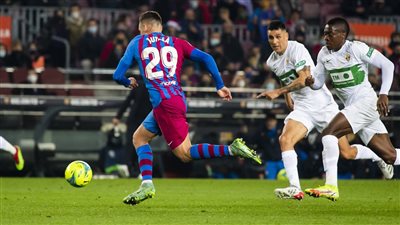 برشلونة يتخطى إلتشي بثلاثية في الدوري الإسباني