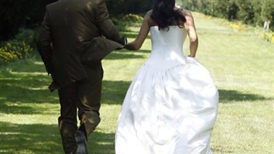 عريس يتلقى صدمة عمره.. تركته عروسه وهربت مع عشيقها على موتوسيكل | فيديو جراف 