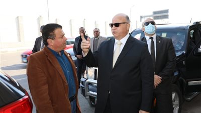 محافظ القاهرة يتفقد إزالة أعمال تُعارض توسعة طريق حسين كامل بألماظة