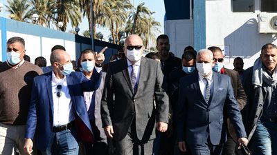 قبل افتتاحهما رسميا.. محافظ قنا يتفقد محطتي مياه الشرب بفرشوط ودشنا