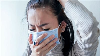 بعد ظهور حالات بمصر.. كيف تعرف أنك مصاب بمتحور أوميكرون؟ | فيديو جراف 