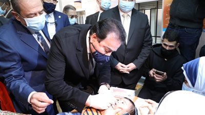 وزير التعليم يشارك الأطقم الطبية التطعيم ضد مرض شلل الأطفال