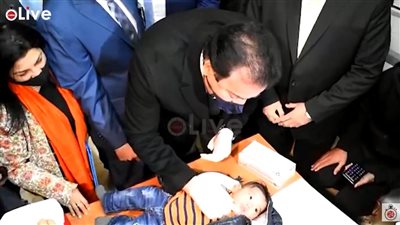 في اليوم الأول للحملة.. وزير الصحة يُطعّم بنفسه طفلا ضد شلل الأطفال | فيديو 