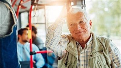 الشيوخ يقر إعفاءً جزئيًّا للمسن من تكلفة وسائل النقل العام