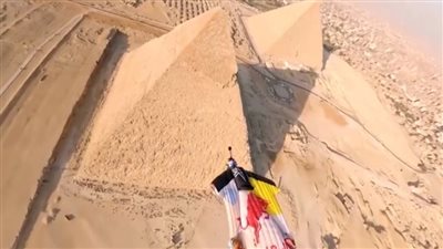 لمَس خفرع بيده.. طيار فرنسي يحلق فوق أهرامات الجيزة ببذلة مجنحة | فيديو جراف