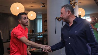 الخطيب يطمئن على بعثة الأهلي بفندق الإقامة بالدوحة | صور