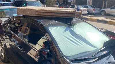 العناية الإلهية تنقذ حياة مواطن سقطت على سيارته لافتة إعلانية ببورسعيد