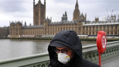 بريطانيا تلغي اختبارات فيروس كورونا للمسافرين المطعمين بالكامل