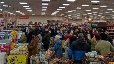 انخفاض الليرة التركية يتسبب في هجوم مواطني بلغاريا على السلع بالمنافذ 