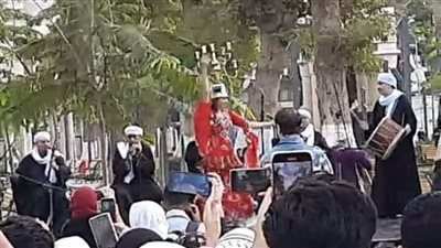 بـ بدلة حمراء وشمعدان.. ظهور راقصة داخل حرم جامعة عين شمس | فيديوجراف