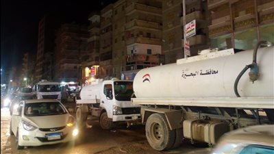 انتشار معدات الوحدات المحلية بشوارع البحيرة لشفط وكسح مياه الأمطار | صور