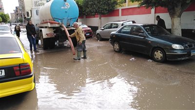 انتشار معدات شركة مياه الشرب بالقليوبية لكسح مياه الأمطار