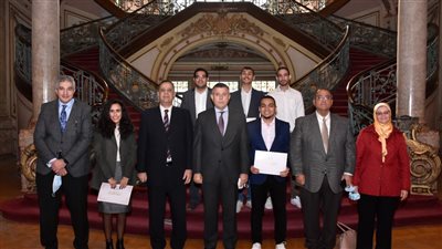 برمجوا روبوت للمتاجر الذكية.. رئيس جامعة عين شمس يكرم طلاب كلية الهندسة 