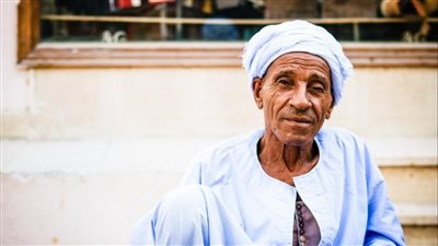 الأبناء ثم الأحفاد ثم الإخوة.. القانون يحدد من يتحمل تكاليف رعاية المسن