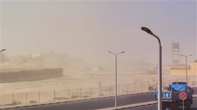 انعدام الرؤية.. عاصفة ترابية تضرب مدينة رأس غارب شمال البحر الأحمر | صور