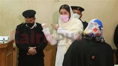 كل يوم بموت.. انهيار حنين حسام خلال محاكمتها بتهمة الاتجار في البشر| صور 