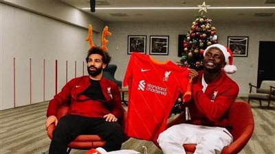 صلاح ونجوم ليفربول يحتفلون بالكريسماس في مستشفى أطفال | صور