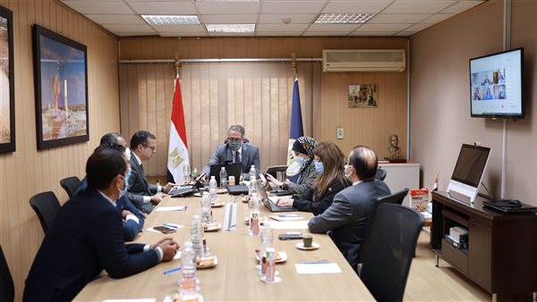 وزير السياحة مع نائب