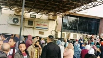 العاملون بدار الكتب والوثائق يتجمهرون اعتراضا على سوء أوضاعهم المالية | صور