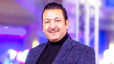 فولة واتقسمت نصين.. شبيه رشدي أباظة يصدم عشاق الراحل بسبب الشبه بينهما | فيديوجراف