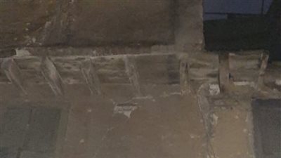 بسبب الطقس السيئ.. انهيار شرفة عقار دون وقوع إصابات بشرية بالبحيرة | صور