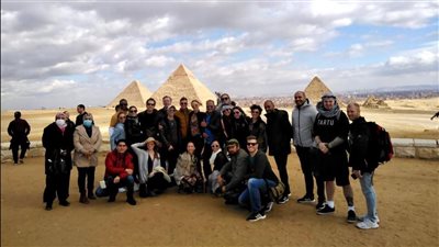  السياحة تنظم رحلة لفريق Magic on Ice لزيارة منطقة أهرامات الجيزة | صور