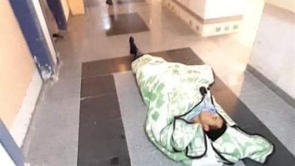 مريض ملقى على الأرض