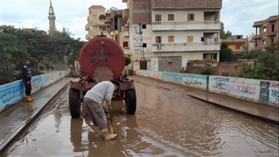 لليوم الثالث.. رفع تراكمات مياه الأمطار من الشوارع والمدارس بالبحيرة | صور