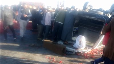 مصرع 3 أشخاص وإصابة آخرين إثر تصادم سيارة نقل بميكروباص في الفيوم |صور