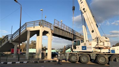 بعد اصطدام سيارة به.. الطرق والكباري تعاين كوبرى ميت عاصم ببنها