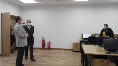 نائب رئيس جامعة عين شمس يتفقد امتحانات التحول الرقمي