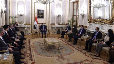 رئيس الوزراء يعقد اجتماعا مع مسئولي شركة هانيويل الأمريكية لدعم التوسع التكنولوجي 