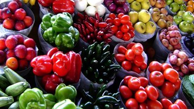 الطماطم بـ1.5 جنيه.. تعرف على أسعار الخضروات والفاكهة اليوم بالأسواق