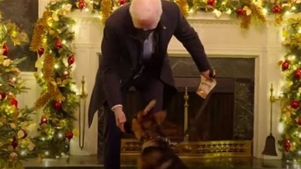 بايدن يحتفل بالكلب