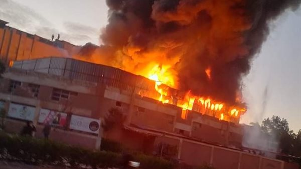 النيران تلتهم المصنع