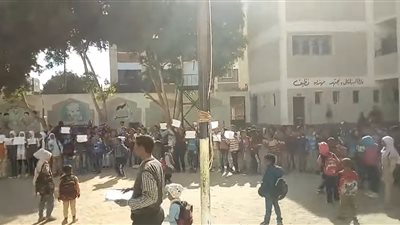 مظاهرة حب طلابية داخل معهد أزهري بقنا احتجاجا على نقل معلم: اوعى تسيبنا 
