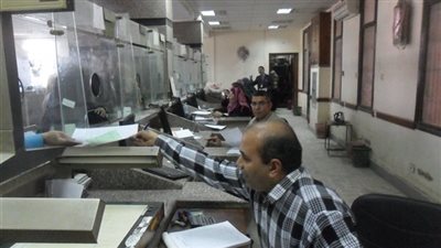 أبرزها قبول الهدايا وجمع التبرعات.. حالات تُعرّض العامل للجزاءات بقانون العمل الجديد | بث مباشر