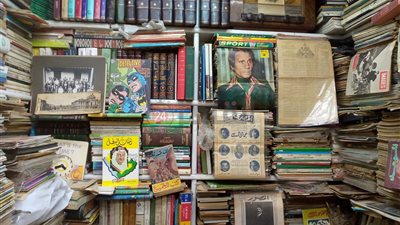 بائع جرائد يمتلك نسخًا تعود إلى عصر الملك والسادات وعبدالناصر: في أعداد بتوصل 500 جنيه