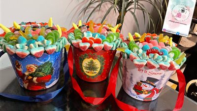 فن اختيار الهدايا.. إسراء عادل تتفنن في تزيين كاندي الكريسماس |صور