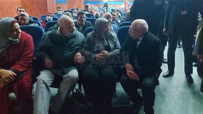 محافظ بورسعيد يترك مقعده ويجلس بين أسر أبطال 56 خلال الاحتفال بذكرى صد العدوان الثلاثي